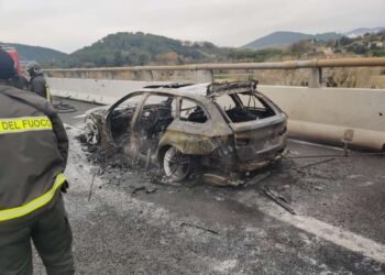 Auto a fuoco in autostrada: tutti salvi