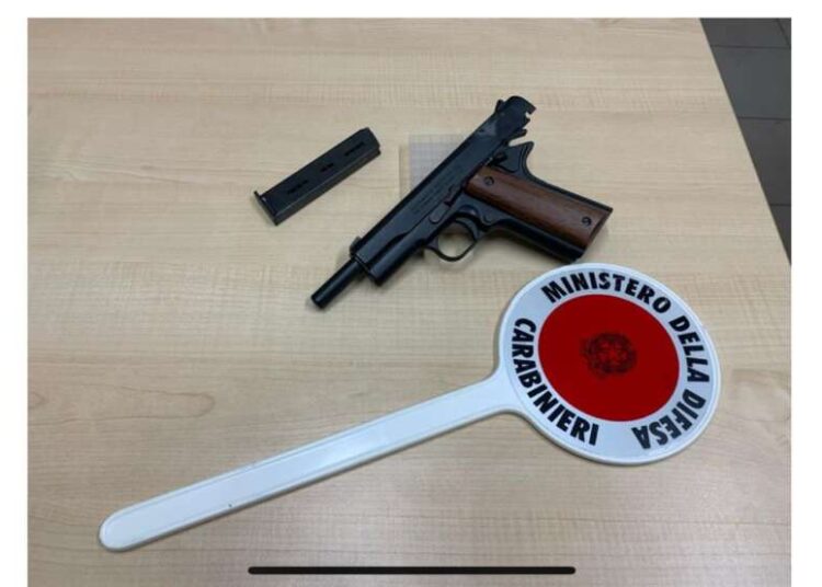 Spari con la pistola a capodanno