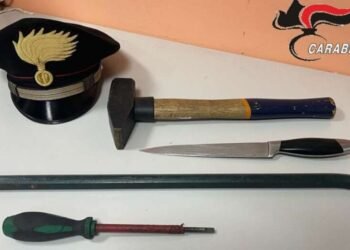 Tenta di forzare un portone