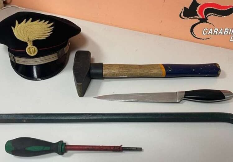 Tenta di forzare un portone