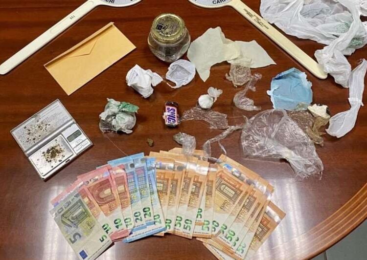 Ventenne spacciava droga all’interno di un garage