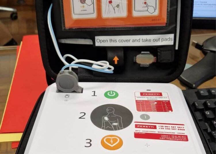 Beneficenza: i tifosi della Pielle hanno donato un defibrillatore al Comune di Livorno