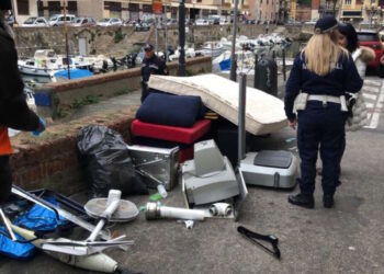 Rifiuti ingombranti sugli Scali Finocchietti: individuata e denunciata la responsabile