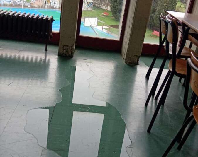 Liceo Enriques allagato e senza riscaldamento: scuola evacuata. Gli studenti: “Manutenzione inesistente: vergogna”