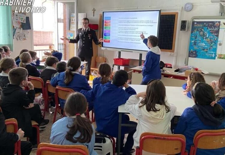 I carabinieri incontrano gli alunni