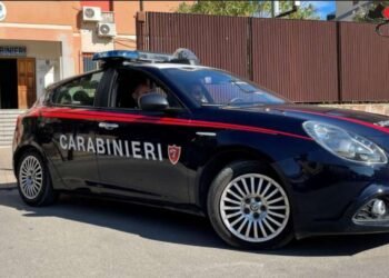 Colpisce la madre con le forbici