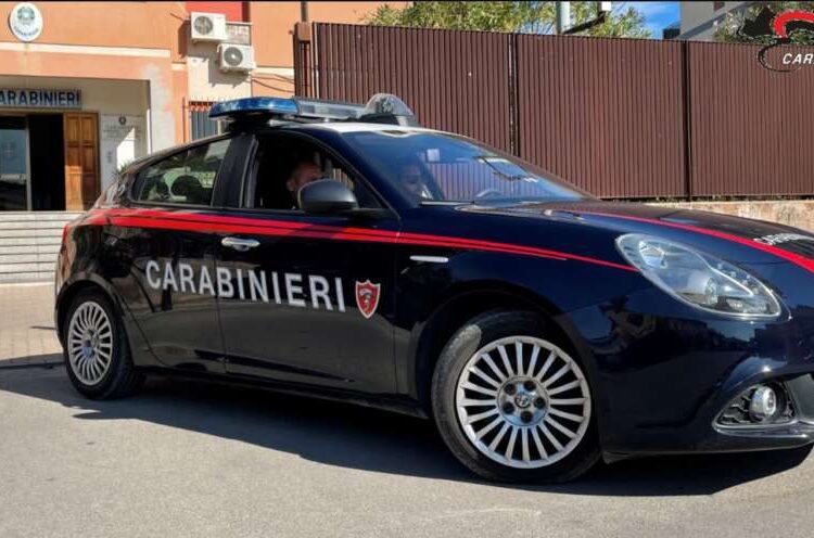 Colpisce la madre con le forbici