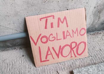 Presidio dei dipendenti Konecta davanti alla Prefettura: “Salvare i 104 posti di lavoro a rischio”