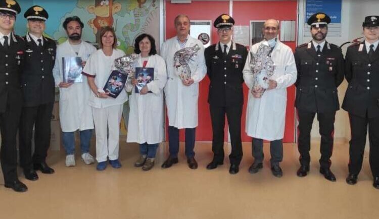 Uova di Pasqua per i piccoli degenti di pediatria da parte dell’arma dei Carabinieri