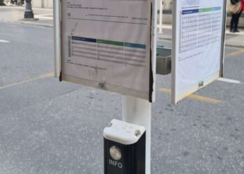 Fermate degli autobus: pulsanti vocali per persone ipovedenti