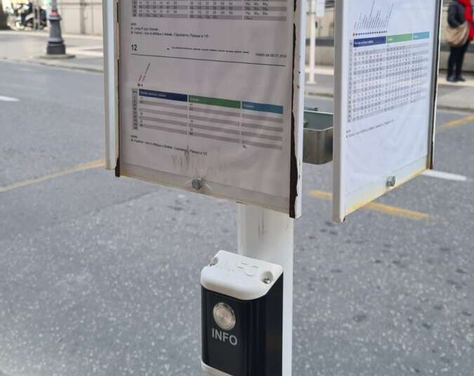 Fermate degli autobus: pulsanti vocali per persone ipovedenti