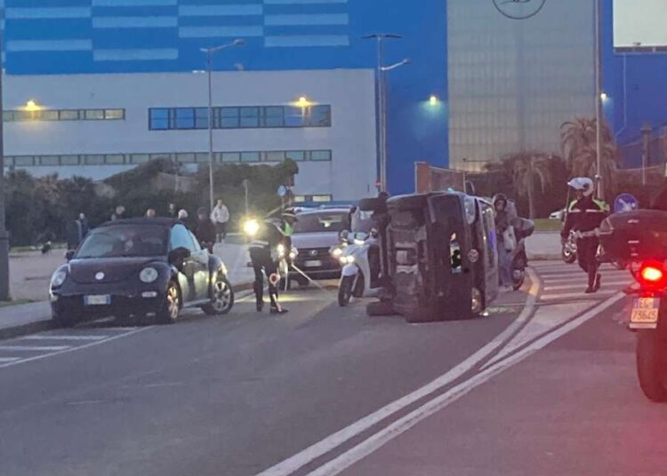Un’altra auto ribaltata: stavolta è accaduto sul Lungomare