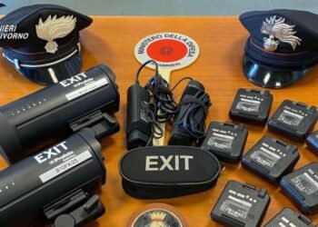 Denunciata una coppia per furto di un trasmettitore radio e componenti di macchine fotografiche professionali
