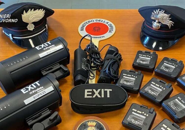 Denunciata una coppia per furto di un trasmettitore radio e componenti di macchine fotografiche professionali