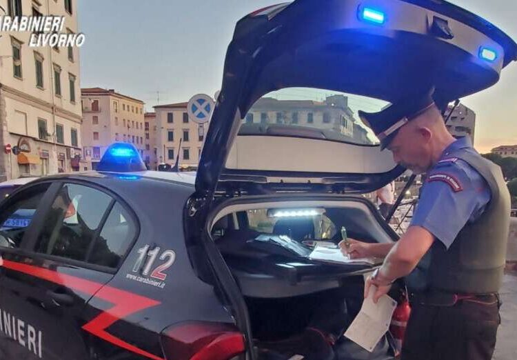 Ruba all’interno di un’ auto in sosta: fermato cinquantenne