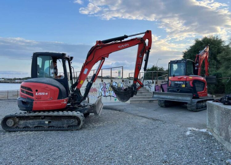 Rimosso dal fondo dell’arenile dei Tre Ponti il residuo di un veicolo trascinato in mare dall’alluvione del 2017