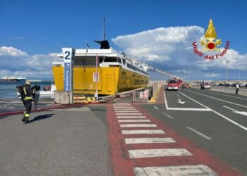 Fiamme su un traghetto a Piombino: evacuate 300 persone