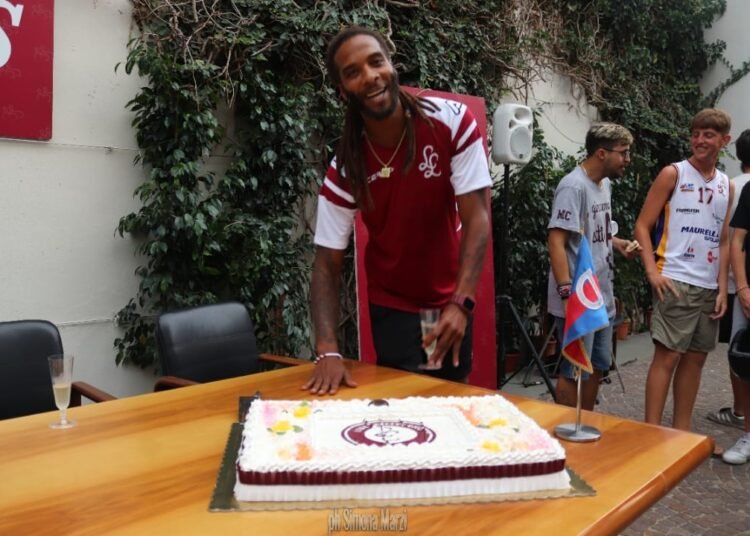 Libertas: bagno di folla per la presentazione di Banks