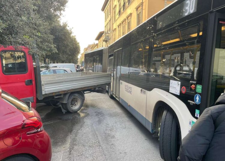Bus bloccato nel traffico