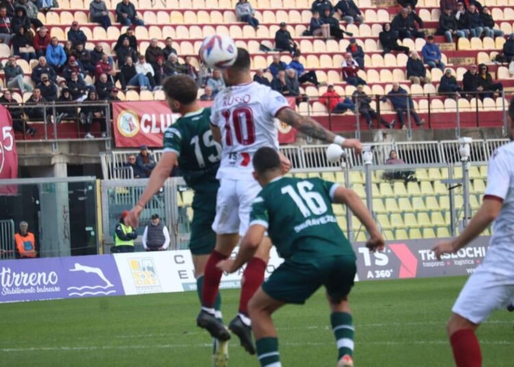 Il Livorno ci prova, ma non sfonda. Con il Seravezza finisce 0-0. Ospiti salvi con poco merito