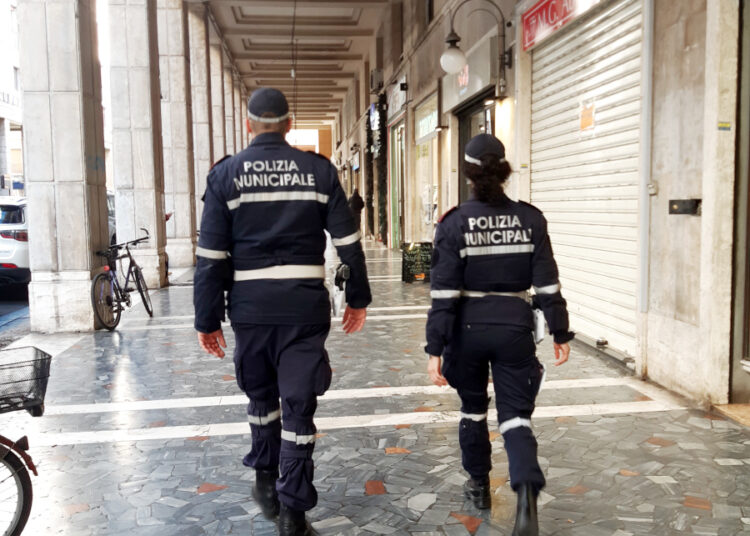 A 9 anni da sola sul bus: ‘salvata’ dalla Polizia Municipale