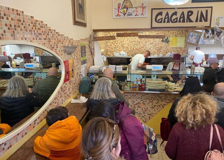 L’Associazione “Bella Livorno” in visita ai negozi storici della città