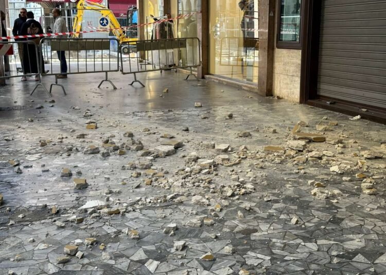 Via Grande, crollo intonaco di un solaio privato: zona messa in sicurezza