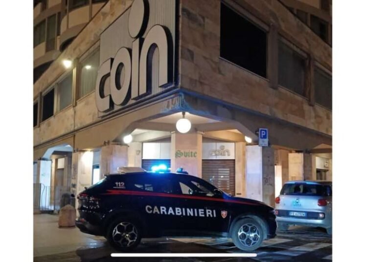 Arrestato in piazza Attias dopo aver rubato e seminato panico in diversi esercizi commerciali