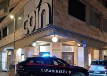 Arrestato in piazza Attias dopo aver rubato e seminato panico in diversi esercizi commerciali