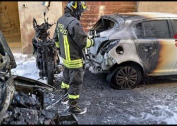 Auto in fiamme