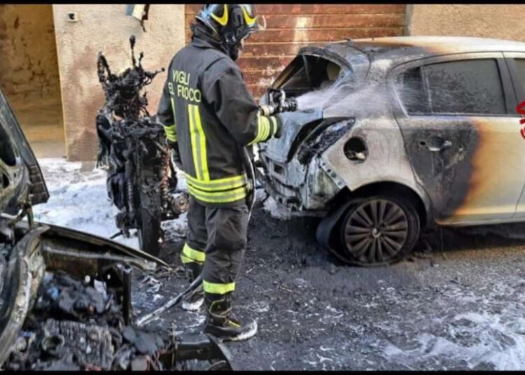 Auto in fiamme