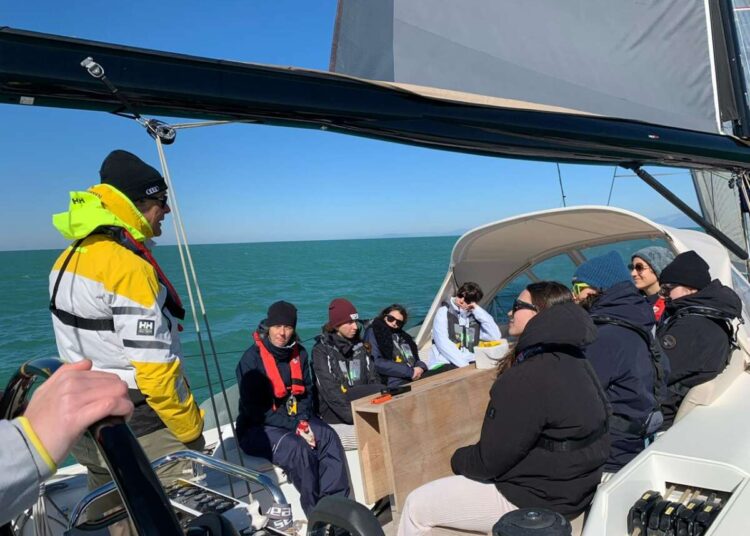 Studenti del Cecioni in navigazione per un progetto che unisce scuola sport e sociale