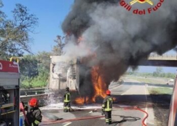 Camion in fiamme sulla FiPiLi