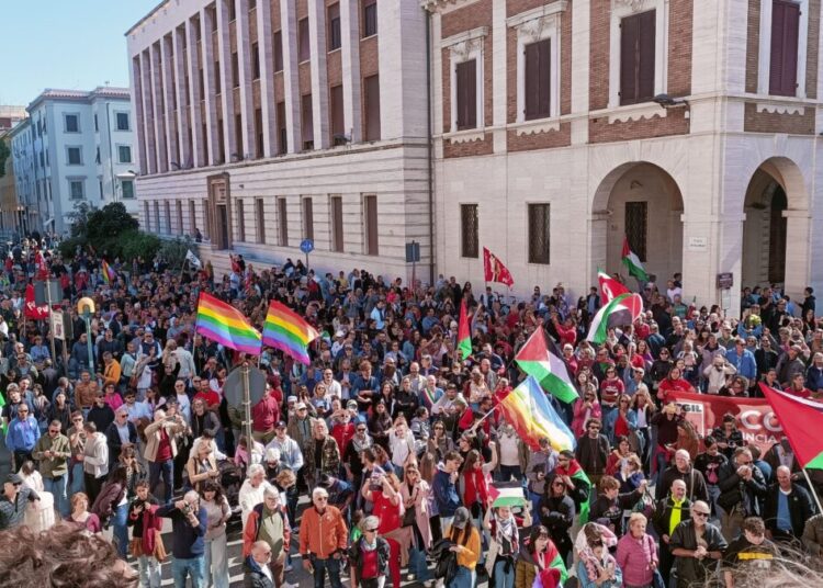 Sciopero generale Cgil per Gaza e la Global Sumud Flotilla: in oltre 15mila in corteo a Livorno