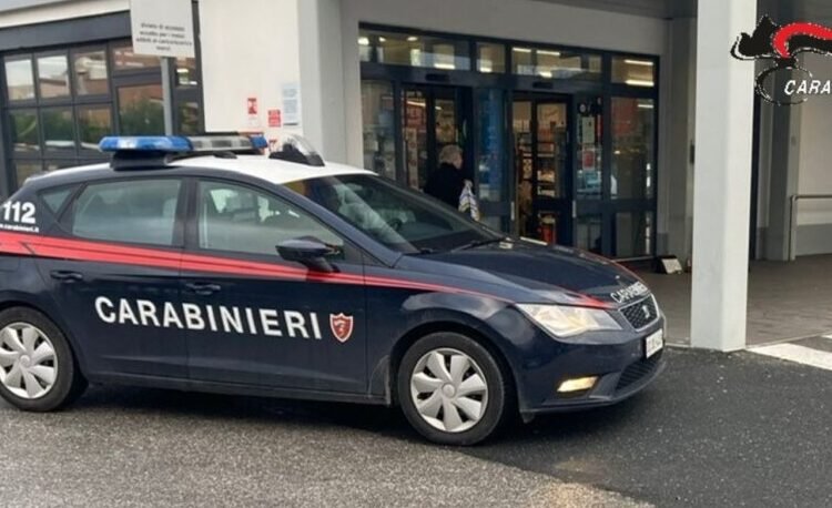 Armato di una spranga minacciava i clienti del supermercato: denunciato 30enne