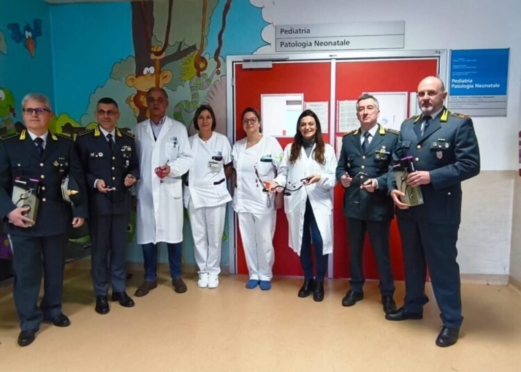Pediatria: donati dalla Guardia di Finanza quattro fonendoscopi neonatali