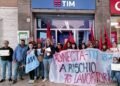 Lavoratrici Konecta in presidio davanti al negozio Tim per salvare 76 posti di lavoro”