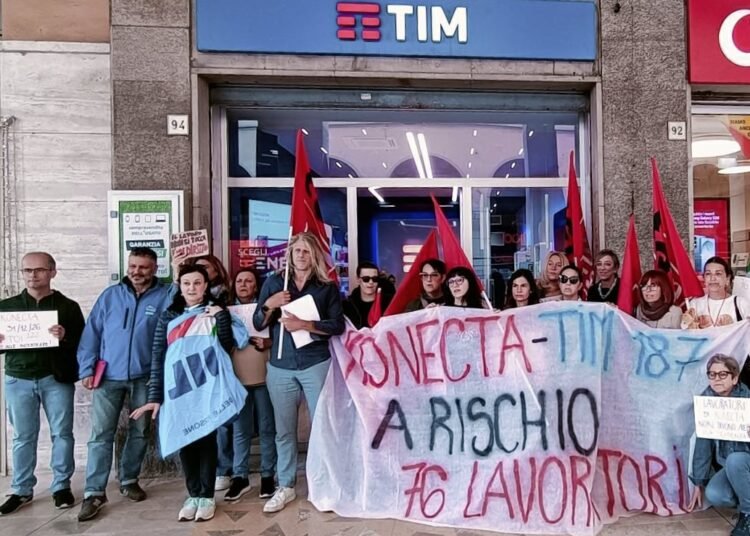 Lavoratrici Konecta in presidio davanti al negozio Tim per salvare 76 posti di lavoro”