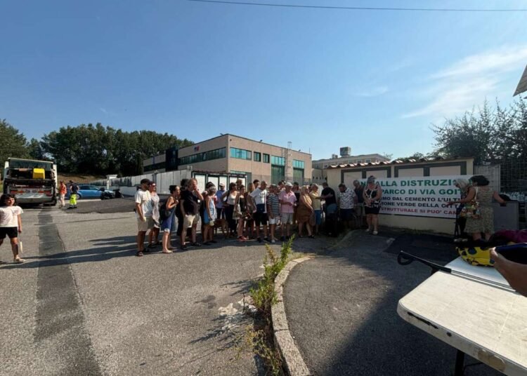 protesta davanti a frangerini